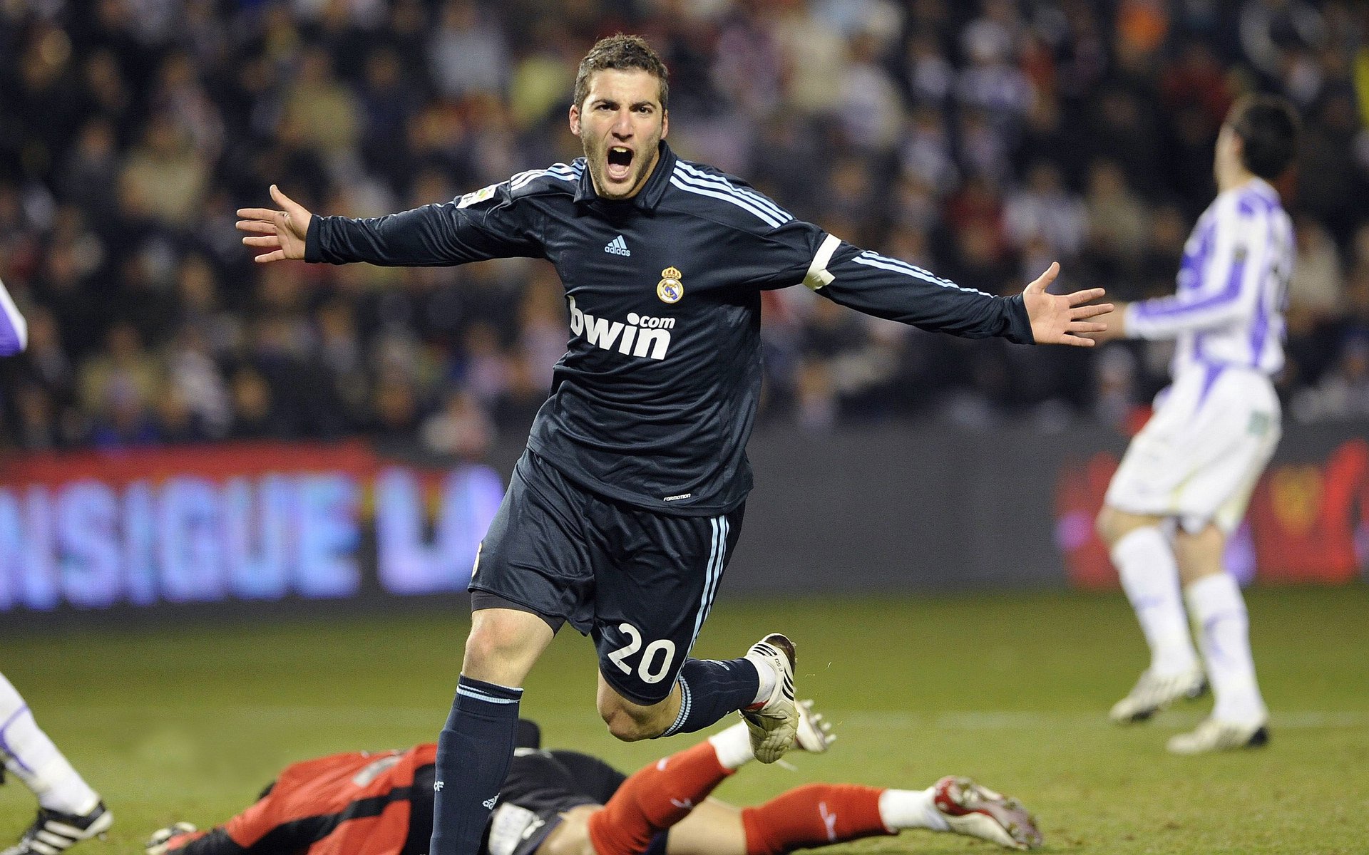 搏击台上选手实力对决精彩纷呈，搏击擂台